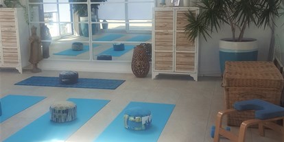 Yogakurs - vorhandenes Yogazubehör: Yogablöcke - Bayern - Neben der Praxis, bieten wir auch Meditation, Pranayama und zum Ausklang einen stärkenden Tee - Yoga Parinama - Online-Yoga-Kurse & Vor Ort Kurse