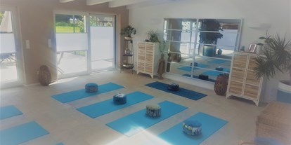 Yogakurs - Zertifizierung: 200 UE Yoga Alliance (AYA)  - Oberbayern - Yogamatten sowie Meditationskissen sind für unsere Schüler vorhanden - Yoga Parinama - Online-Yoga-Kurse & Vor Ort Kurse