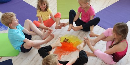 Yogakurs - vorhandenes Yogazubehör: Stühle - Schleswig-Holstein - Kinderyoga mit Grundschulkids - Yokimo - Yoga Kids Motion