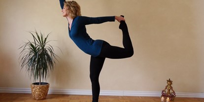 Yogakurs - Bellheim - Der Tänzer - Natarajasana
Stärkt den Gleichgewichtssinn, kräftig die Beinmuskulatur, öffnet Brustkorb und Hüften. - Anja Bornholdt - Yoga in Germersheim
