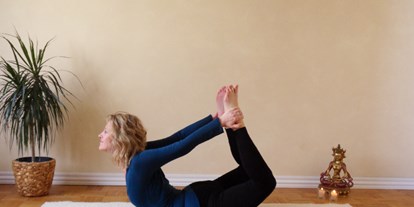 Yogakurs - Mitglied im Yoga-Verband: BYV (Der Berufsverband der Yoga Vidya Lehrer/innen) - Pfalz - Der Bogen - Dhanurasana
Stärkt die Rückenmuskeln, flexibilisiert die Wirbelsäule, massiert die Bauchorgange. - Anja Bornholdt - Yoga in Germersheim