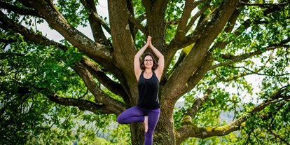 Yogakurs - vorhandenes Yogazubehör: Yogagurte - Hessen - Yoga im Burgwald - Caroline Jahnke
