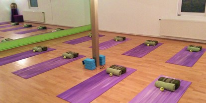 Yogakurs - Ambiente: Gemütlich - Falkensee - Ofra Moustakis/ *1001 Asana Yoga*