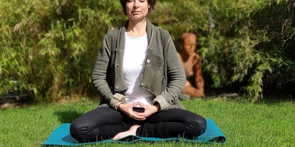Yogakurs - Yogastil: Kundalini Yoga - Herford - Hi. Ich heiße Sonja, bin Ergotherapeutin, Yogalehrerin Advanced, Meditationstrainerin und Kursleiterin für Entspannungstechniken.  - Sonja Löbel/ SeiDu-Yoga