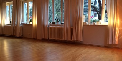 Yogakurs - Ambiente: Kleine Räumlichkeiten - Karlsruhe Innenstadt-Ost - Yogaraum für KaliWest Yoga im Sangat, Karlsruhe - KaliWest Yoga