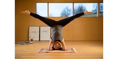 Yogakurs - Kurse für bestimmte Zielgruppen: Kurse für Schwangere (Pränatal) - Innviertel - Kopfstand Variante (Shirshasana) - aktiviert und fördert die Durchblutung im gesamten Körper - Yoga Garten