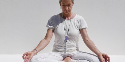 Yogakurs - vorhandenes Yogazubehör: Sitz- / Meditationskissen - Bergisch Gladbach Hand - Licence To Change - Yogatherapie und psychologisches Coaching