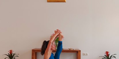 Yogakurs - vorhandenes Yogazubehör: Stühle - Nürnberg - Heike Eichenseher Sunsalute Yoga