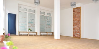 Yogakurs - Art der Yogakurse: Offene Kurse (Einstieg jederzeit möglich) - München Neuhausen - Yogaraum Studio 148 - Studio 148 – Ausatmen. Einatmen.