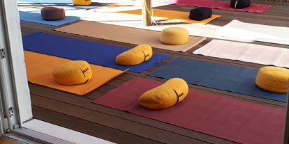 Yogakurs - vorhandenes Yogazubehör: Stühle - Hamburg-Stadt Eppendorf - Yoga-Außenplattform (bei gutem Wetter) - Yoga in Schenefeld