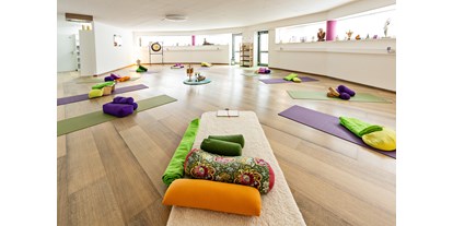 Yogakurs - Kurse mit Förderung durch Krankenkassen - Geräumiges, modernes Yogastudio.
Gruppengröße max 10 Teilnehmer:innen pro Kurs - Ois is Yoga