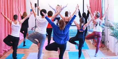 Yogakurs - Weitere Angebote: Yogalehrer Fortbildungen - Berlin-Stadt Treptow - BusinessYoga - Yoga in deinem Unternehmen.
Am Schreibtisch, im Konferenzraum, in Alltags- oder Sportkleidung - Niami Rosenthal