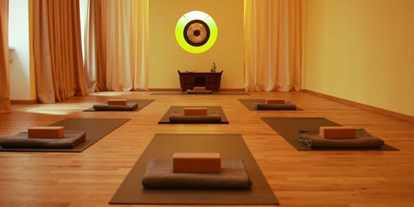 Yogakurs - Ambiente: Modern - Berlin-Stadt Neukölln - Das ist der große Raum mit einer Gong. Eine sehr ruhige, gemütliche und schöne Atmosphäre.  - Sita Tara Berlin