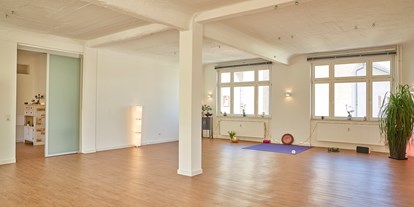 Yogakurs - vorhandenes Yogazubehör: Stühle - Hessen - Unser großer lichtdurchfluteter Yoga Raum - Samana Yoga - Rebalancing Life! in Offenbach