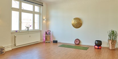 Yogakurs - vorhandenes Yogazubehör: Stühle - Hessen Süd - Unser "kleiner Yoga Raum" - Samana Yoga - Rebalancing Life! in Offenbach