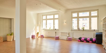 Yogakurs - Mitglied im Yoga-Verband: BDYoga (Berufsverband der Yogalehrenden in Deutschland e.V.) - Hessen Süd - Unser großer lichtdurchfluteter Yogaraum - Samana Yoga - Rebalancing Life! in Offenbach