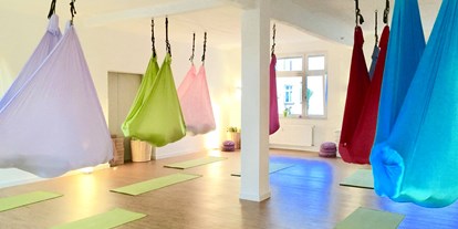 Yogakurs - vorhandenes Yogazubehör: Stühle - Hessen - Aerial Yoga im Samana Yoga Offenbach - Samana Yoga - Rebalancing Life! in Offenbach