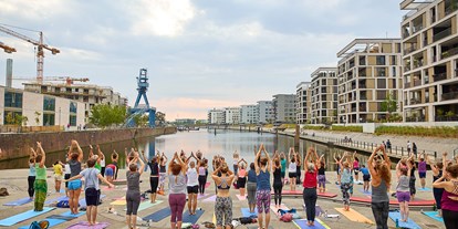 Yogakurs - Kurse mit Förderung durch Krankenkassen - Hessen Nord - 108 Sonnengrüße an der Hafentreppe in Offenbach am Main - Samana Yoga - Rebalancing Life! in Offenbach