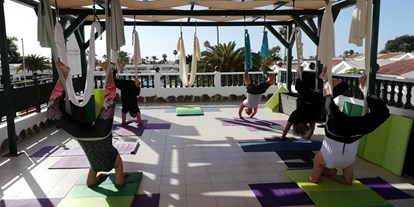 Yoga course - Spain - Aerial Yoga auf der Dachterrasse - Pranapure Yoga Maspalomas