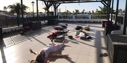 Yogakurs - geeignet für: Dickere Menschen - Kanarische Inseln - Yoga auf der Dachterrasse - Pranapure Yoga Maspalomas