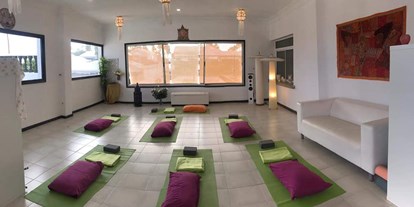 Yogakurs - vorhandenes Yogazubehör: Yogablöcke - Kanarische Inseln - Indoor Yoga-Raum - Pranapure Yoga Maspalomas