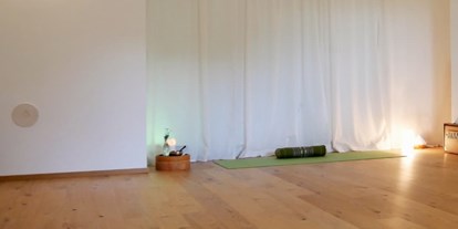 Yogakurs - Erreichbarkeit: gut mit dem Bus - Pettendorf (Landkreis Regensburg) - Willkommen im gemütlichen Yogastudio in Schwetzendorf  - Natalie Merl - Yoga & Körpertherapie 