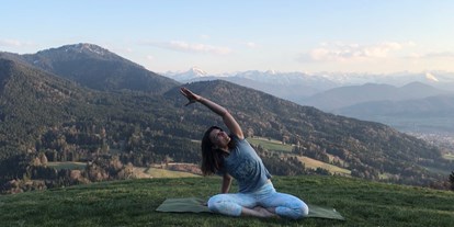 Yogakurs - Ambiente: Gemütlich - Bad Tölz - bewegte Meditation  - Michaela Schötz - Isaryogis