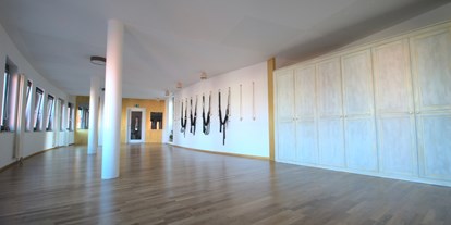 Yogakurs - vorhandenes Yogazubehör: Sitz- / Meditationskissen - Bonn - Blick in den Übungsraum unseres Studios. - Anuyoga