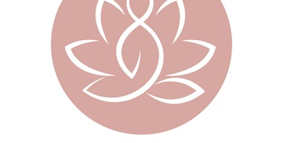 Yogakurs - Yogastil: Yoga Vidya - Bayern - Logo Mami & Me - Studio Yoga Woman - Yoga und Pilates für Frauen, Schwangere und Mamis