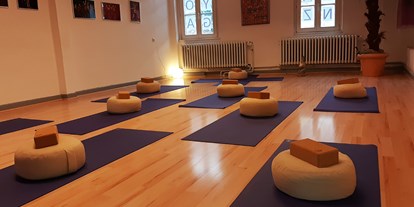 Yogakurs - vorhandenes Yogazubehör: Sitz- / Meditationskissen - Dormagen - Unser Yoga-Studio - Studio Yoga - Dein Studio für Yoga in Düsseldorf Benrath