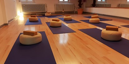 Yogakurs - vorhandenes Yogazubehör: Yogablöcke - Unser Yoga-Studio - Studio Yoga - Dein Studio für Yoga in Düsseldorf Benrath