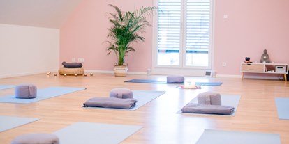 Yogakurs - vorhandenes Yogazubehör: Yogablöcke - Der große Übungsraum  - Yogalounge Nicole Veith