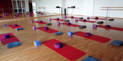 Yogakurs - Deutschland - Der großzügige flow move Yogasaal mit ca.126m², lichtdurchflutet durch große Fensterfronten zur Terrasse. - flow move das Studio für Bewegung - Yoga Alliance anerkanntes Ausbildungsstudio