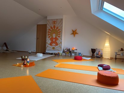 Yoga course - vorhandenes Yogazubehör: Sitz- / Meditationskissen - Yogastudio  - Diana Kipper Yoga