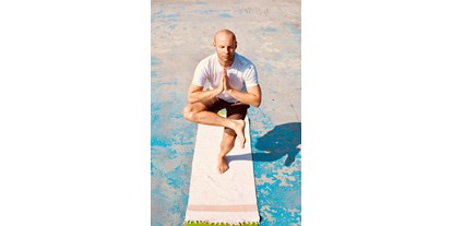 Yogakurs - vorhandenes Yogazubehör: Yogamatten - Holm Hänsel ist der Inhaber von YOGA MACHT STARK - YOGA MACHT STARK