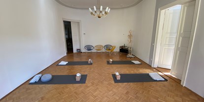 Yogakurs - Kurse mit Förderung durch Krankenkassen - Elbeland - Blicke ins Yoga-Studio in seinem Gründerzeitstil - YOGA MACHT STARK