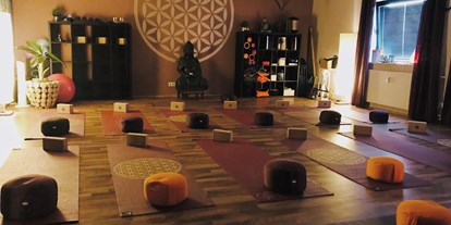 Yogakurs - vorhandenes Yogazubehör: Meditationshocker - Eifel - Barbara & Lisa Rodermann/ Yogastudio Janardhan