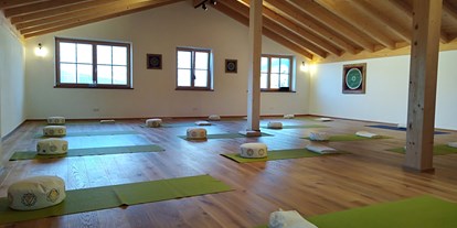 Yogakurs - vorhandenes Yogazubehör: Decken - Saulgrub - Agnes Schöttl Yogaleben