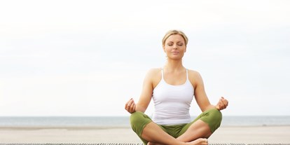 Yogakurs - Trebur - YOGA ZUM ANKOMMEN UND ABSCHALTEN
Diese Yoga Richtung ist eine Kombination aus Hatha Yoga und YIN Yoga und schafft die ideale Verbindung von Asanas mit speziellen Atemübungen (Pranayama) und Meditation. Die Yogastellungen werden länger gehalten und sind in der Abfolge ruhiger. 
Im YIN Yoga geht es vor allem darum, in die Asanas hinein zu entspannen und den Atem frei fließen zu lassen, um auf diese Weise zu innerer Ruhe zu kommen und unterschwellige Spannungen in den Organen und Muskelpartien loszulassen. Zur besseren Ausrichtung werden Kissen, Gurte und Blöcke verwendet. Den Abschluss bildet auch hier eine Endentspannung, die Körper und Geist in Balance bringt.
Gelassenheit, Vitalität und Gesundheit sind die langfristigen Erfolge dieses auch für Anfänger optimal geeigneten Unterrichts.
Wirkung:  beruhigend - kräftigend - sanft - entspannend - yoga elements - Kurse & Personal Yoga