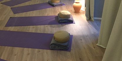 Yogakurs - Veitsbronn - Param Yoga Fürth; Yoga in Wohnzimmer Atmosphäre  - Param Yoga - Yoga in Fürth bei Nürnberg