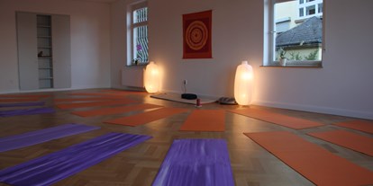 Yogakurs - Yogastil: Meditation - Ammerbuch - Der Übungsraum ist über 60 qm groß,
3,5 m hoch und hat einen freundlichen Parkettboden. Durch die drei großen Fenster ist er auch richtig hell. - yogaRaum Tübingen