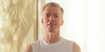 Yogakurs - vorhandenes Yogazubehör: Stühle - Ostfriesland - Leiter des Sampoorna Yoga Zentrums Oldenburg - Sampoorna Yoga Zentrum Oldenburg