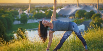 Yogakurs - Erreichbarkeit: sehr gute Anbindung - Bayern - Utthita Trikonasana - Renate Gezzele / Fünf Elemente Yogastudio