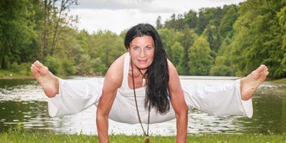 Yogakurs - Mitglied im Yoga-Verband: BYY (Berufsverbandes präventives Yoga und Yogatherapie e.V.) - Renate Gezzele / Fünf Elemente Yogastudio