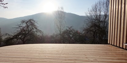Yogakurs - Kurssprache: Deutsch - Kirchensittenbach - Im Sommer nutzen wir auch unsere Terrasse - Raum29 Naturheilkunde & Yoga
