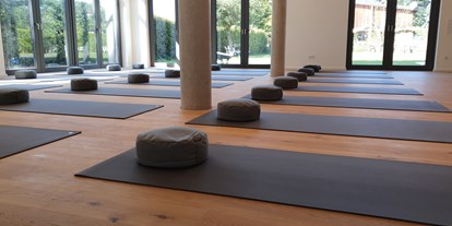 Yogakurs - vorhandenes Yogazubehör: Decken - Teutoburger Wald - Marlon Jonat | yoga-salzkotten.de