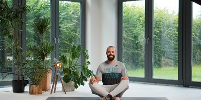 Yogakurs - Mitglied im Yoga-Verband: BYV (Der Berufsverband der Yoga Vidya Lehrer/innen) - Nordrhein-Westfalen - Marlon Jonat ist Yogalehrer und Coach. Er ist der Gründer von yoga-salzkotten.de und athletic yoga.  - Marlon Jonat | yoga-salzkotten.de