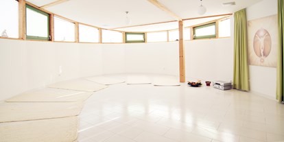 Yogakurs - Yogastil: Sivananda Yoga - Ingolstadt - Unser einzigartiger ovaler Yogaraum (55 m²) mit nur 11 Teilnehmern pro Kurs sorgt für eine entspannte Atmosphäre! - Karin Kleindorfer - yogahaus-in-zuchering