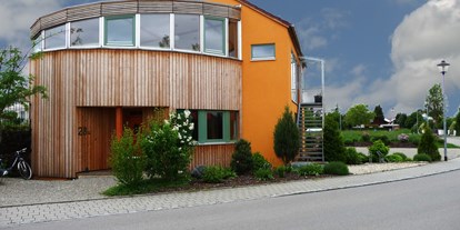 Yogakurs - Yogastil: Sivananda Yoga - Oberbayern - Das Yogahaus ist ein baubiologisches Holzhaus. - Karin Kleindorfer - yogahaus-in-zuchering