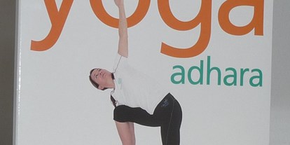 Yogakurs - Kurse für bestimmte Zielgruppen: Kurse für Jugendliche - Karlskron - Mit der CD "Yoga adhara" können Anfänger und Wiedereinsteige auch Zuhause ganz einfach üben.
Die CD wurde entwickelt und aufgenommen von Karin Kleindorfer (Gründerin des Yogahauses) - Karin Kleindorfer - yogahaus-in-zuchering